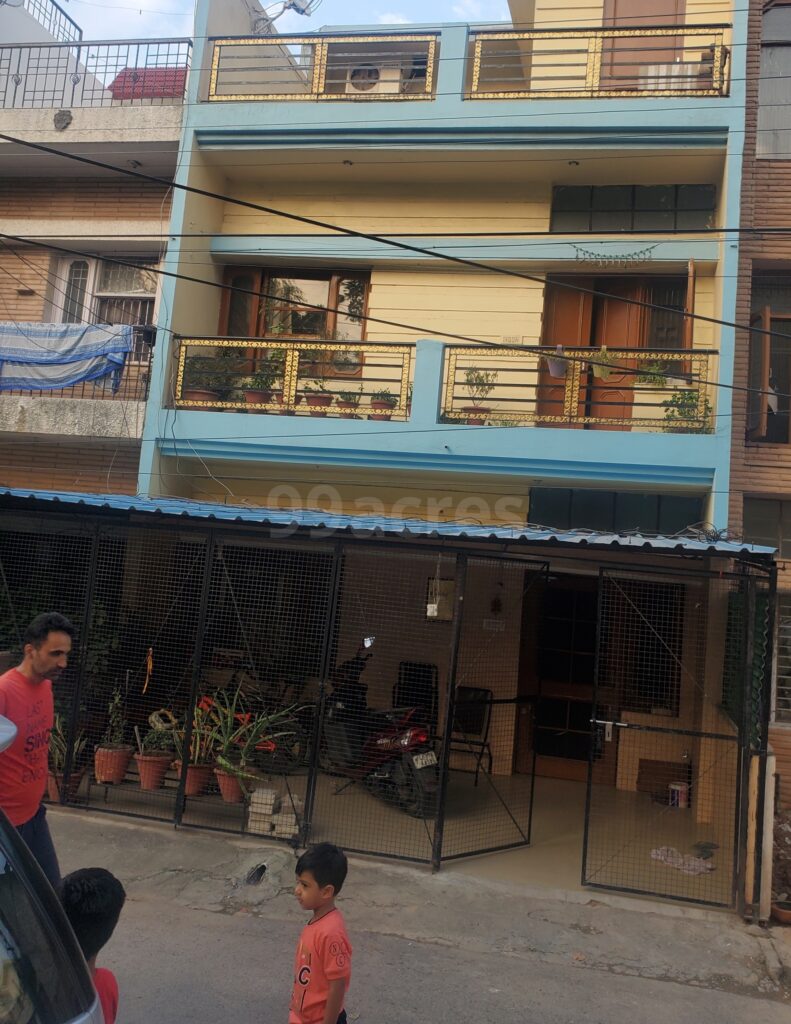 200 sq yd Plot for sale